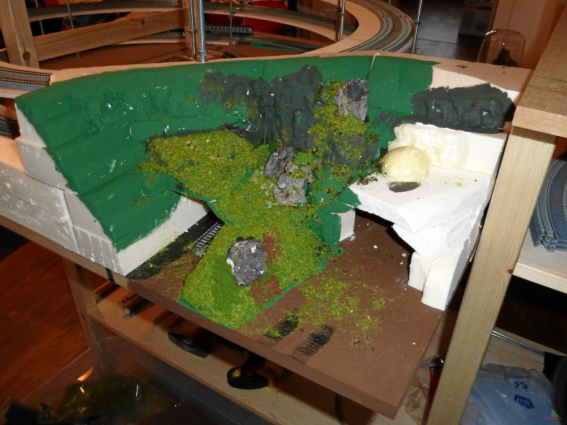 165 Tunneleinfahrt.JPG - Felsen und Hügel werden aus erstarrten Häufchen aus der Bauschaum-Dose geschnitten und angeklebt